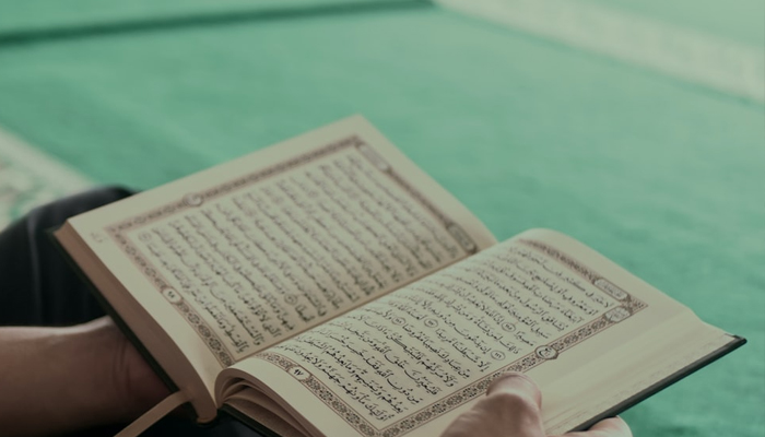 Hukum Menyimpan Mushaf Al-Quran di Lantai, Luqman Al-Hakim, QS Al-Isra, Hukum Menyentuh Cover Mushaf Quran tanpa Wudhu, Bukti Al-Quran Tak Lekang Dimakan Zaman, Munasabah 